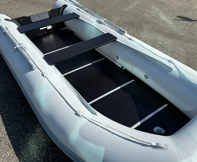 Opblaasbare boot op asfalt