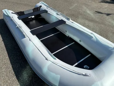 opblaasbare boot op asfalt