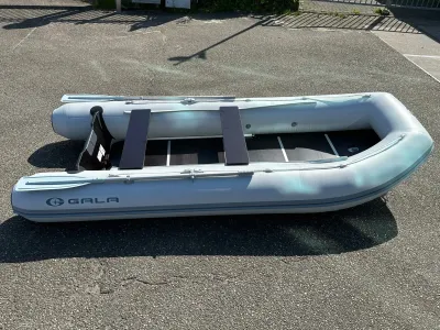 opblaasbare boot op asfalt