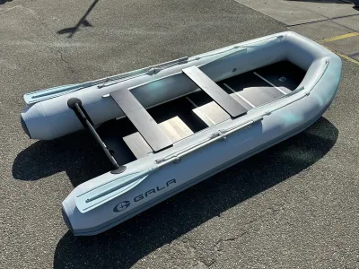 Opblaasbare boot op asfalt