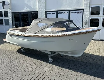 tender in showroom op verrijdbare dolly