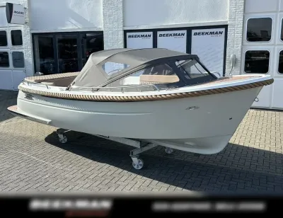 tender met buiskap op showroomterrein
