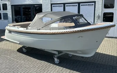 tender met kap buiten bij showroom