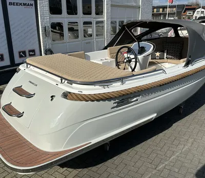 tender sloep tentoongesteld bij showroom