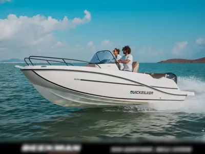 motorboot op open water met twee personen