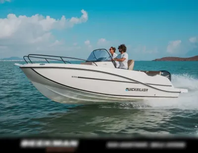 motorboot op zee met bemanning