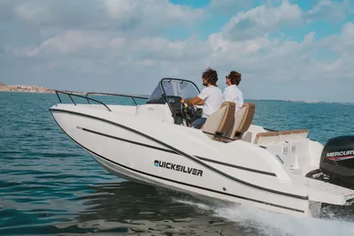 motorboot op zee met twee personen