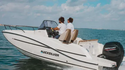 twee personen op een motorboot op zee