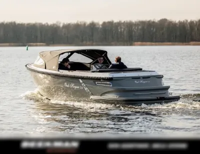tenderboot op kalm vaarwater