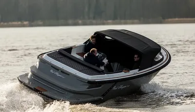 boot met overkapping op water