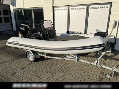 RIB op aanhanger bij showroom