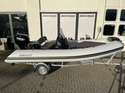 RIB-boot op trailer voor winkelpand