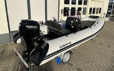 RIB-boot op trailer bij gebouw