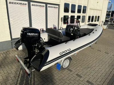 RIB-boot op trailer voor bedrijfspand