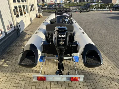 RIB boot met buitenboordmotor op trailer