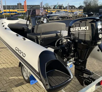 RIB-boot op trailer op buitenplaats