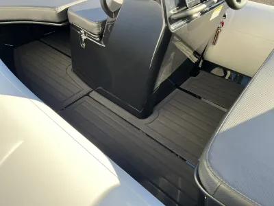 stoel, vloer en console van bootinterieur