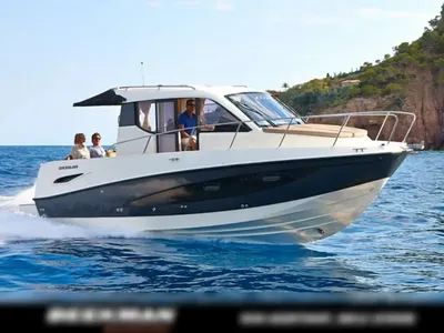 motorboot op zee met passagiers