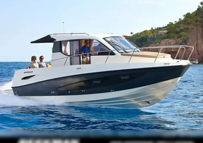 motorboot op zee bij rotsachtige kust
