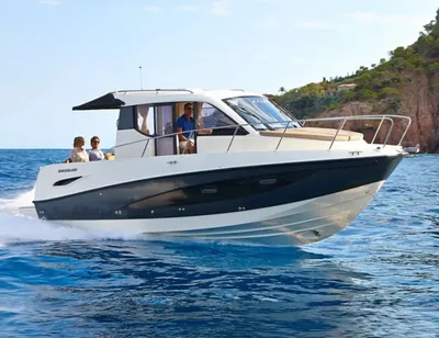 Motorjacht op open water met opvarenden