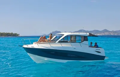 motorboot op helder blauw water met passagiers