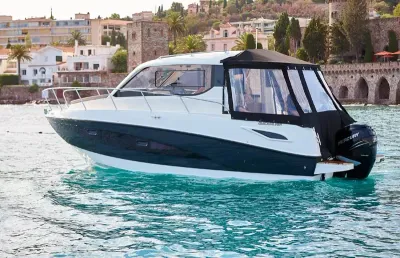 motorboot op het water bij kust