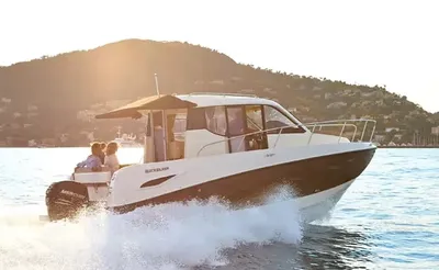 motorboot op open water met cabine