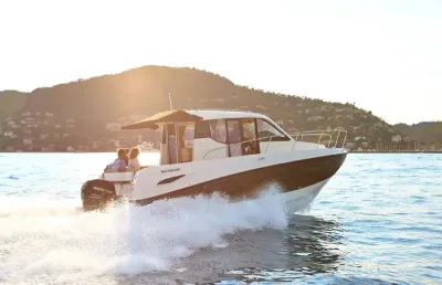 motorboot op water met kust op achtergrond