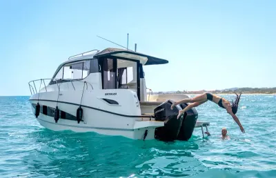 boot op zee met zwemmers