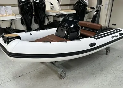 RIB-boot in showroom op transportrek