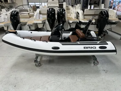 RIB rubberboot met buitenboordmotor in showroom
