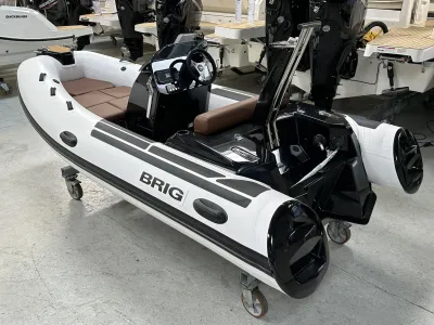 RIB in showroom met zichtbare motoren
