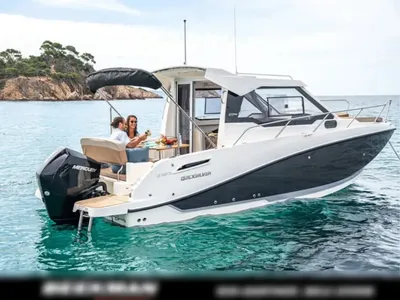 motorboot met cabine en personen