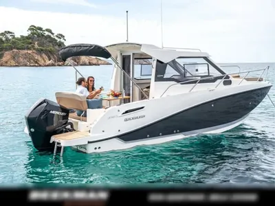 motorboot op water bij kust
