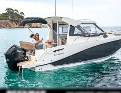 motorboot met cabine en personen