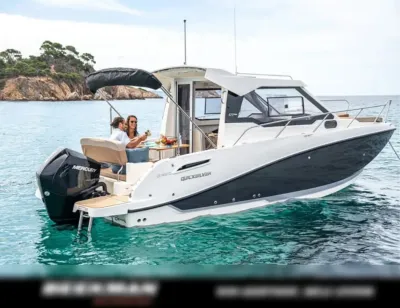 motorboot aan het water met passagiers