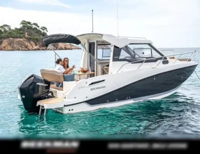 motorboot op zee met mensen aan boord