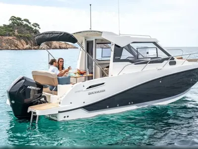 motorboot op water bij kust