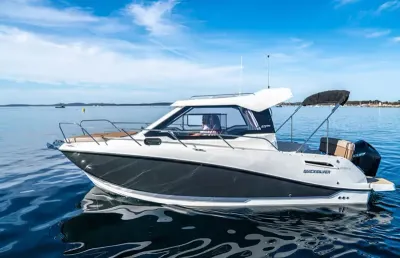 kajuitmotorboot op rustig water