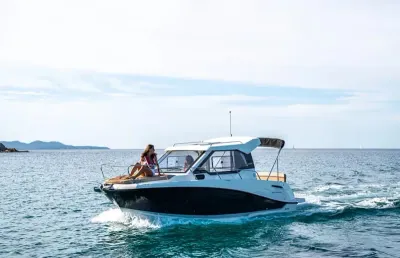 kleine cabineboot op zee met personen