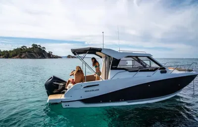 motorboot op zee met mensen aan dek