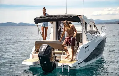 Motorboot met twee personen op open water