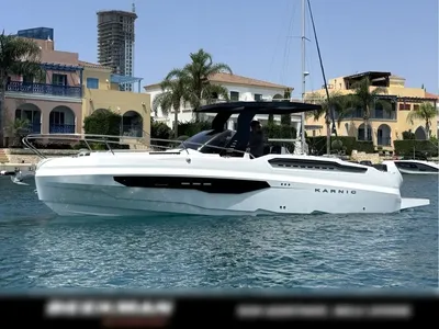 motorboot in jachthaven met huizen op achtergrond