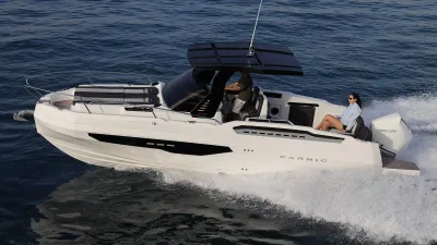 wit sportboot op zee