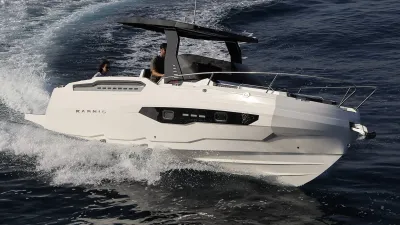 motorboot op open water met passagiers