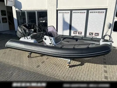 RIB-boot op kade voor showroom