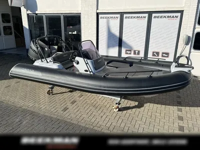 rigide opblaasboot bij showroom