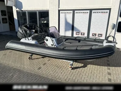 zwarte rib-boot op land bij showroom