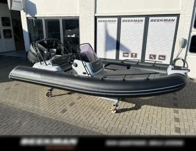 RIB-boot op kade voor showroom
