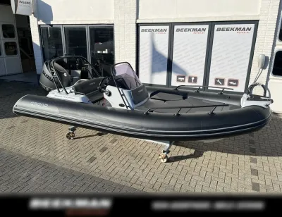 rigide opblaasboot bij showroom